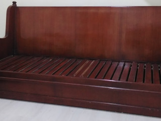 كنبة سرير خشب سويدي بحالة ممتازة للبيع
