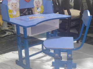 مكتب اطفال بالكرسى خشب بحاله جيده للبيع