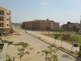 شقه للبيع بمدينة العبور الحي التاسع بالقرب من جامعة