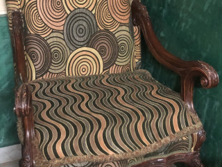 كرسي صالون خشب زان بحاله ممتازه للبيع